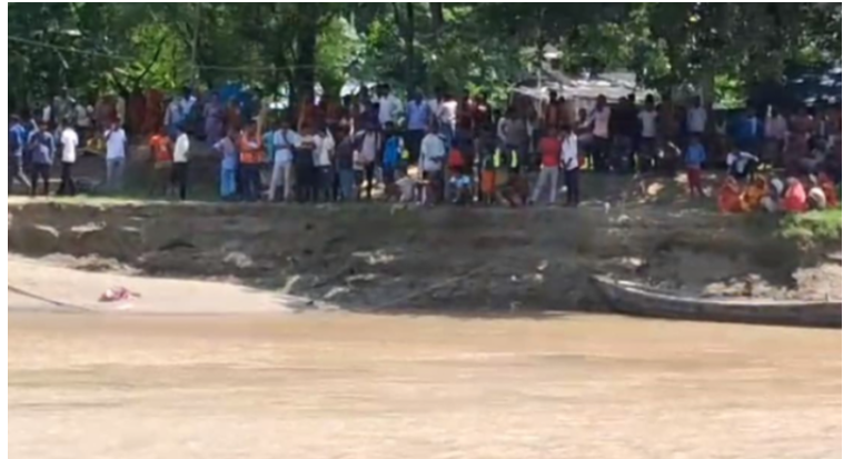 বিহারে নৌকা উল্টে ১৮ শিশু নিখোঁজ