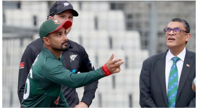 সাকিবকে ছাড়াই ফিল্ডিংয়ে বাংলাদেশ, খালেদের অভিষেক