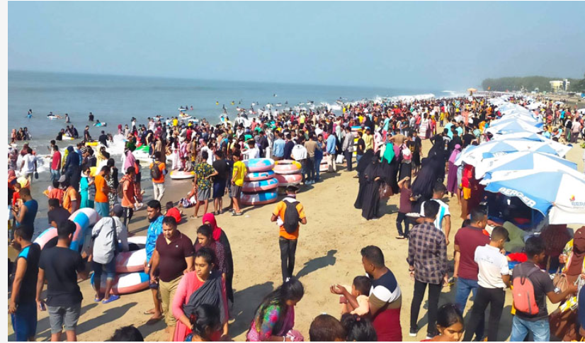 কক্সবাজার সমুদ্রসৈকতে লাখো পর্যটক