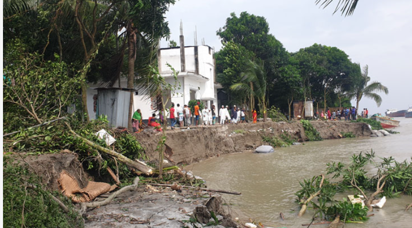 হঠাৎ পদ্মা সেতুর বামতীর সংরক্ষণ প্রকল্পে ভাঙন