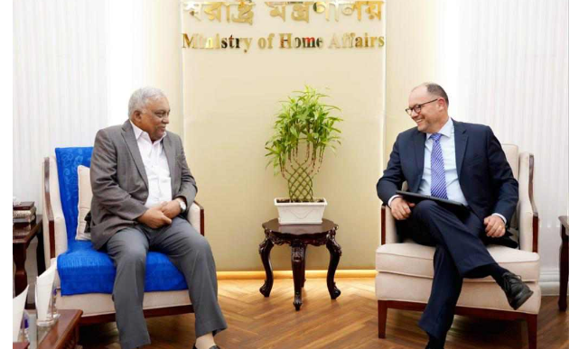 সরকার রাস্তাঘাট বন্ধ করবে কি না, জানতে চেয়েছেন পিটার হাস