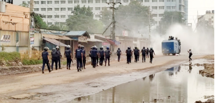 বেতন বৃদ্ধির দাবি আশুলিয়ায় শ্রমিক-পুলিশ সংঘর্ষে আহত ৩০