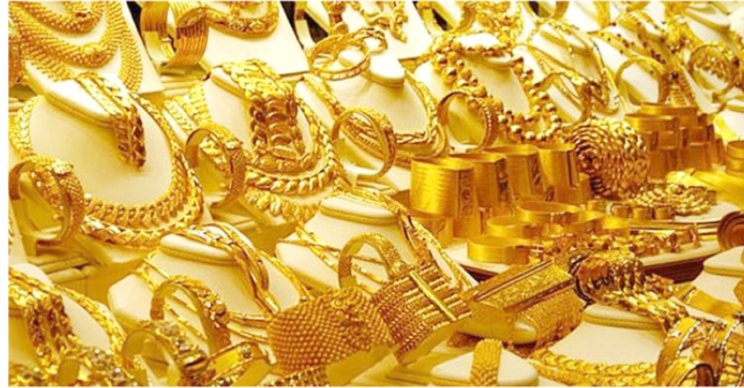 বিশ্ববাজারে সোনার দামে বড় পতন, দেশে কমবে কবে?
