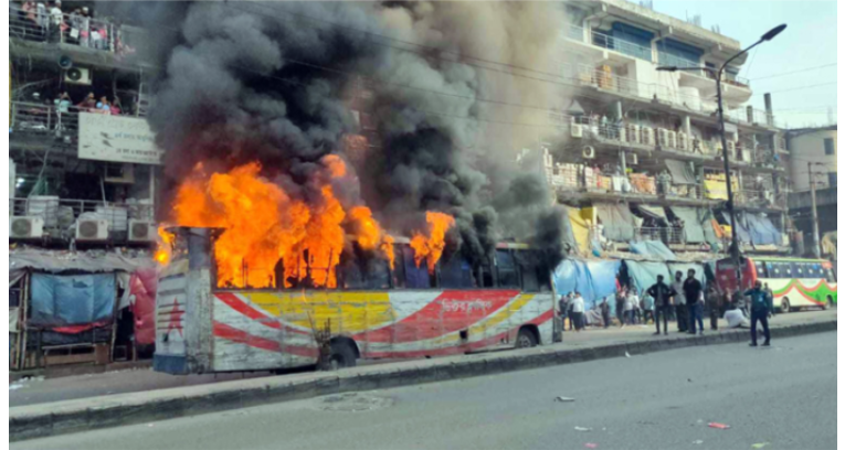 দিনেদুপুরে গুলিস্তানে ভিক্টর পরিবহনে আগুন