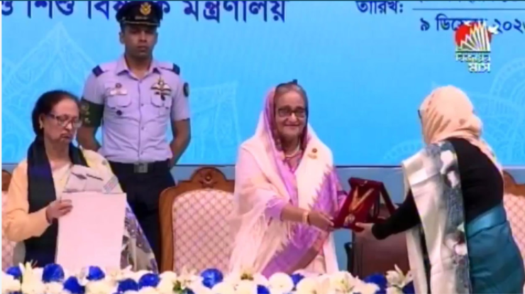 ৫ নারীর হাতে ‘রোকেয়া পদক’ তুলে দিলেন প্রধানমন্ত্রী