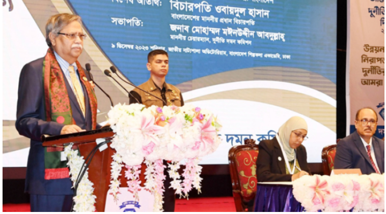 নিরপরাধ মানুষ যেন হয়রানির শিকার না হয়: দুদক কর্মীদের রাষ্ট্রপতি