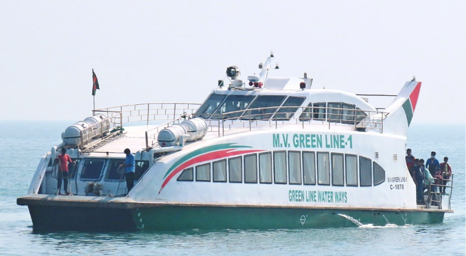 ৪৫ পর্যটক নিয়ে ডুবোচরে আটকে গেল সেন্ট মার্টিনগামী জাহাজ