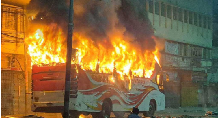 মতিঝিলে যাত্রীবাহী বাসে আগুন
