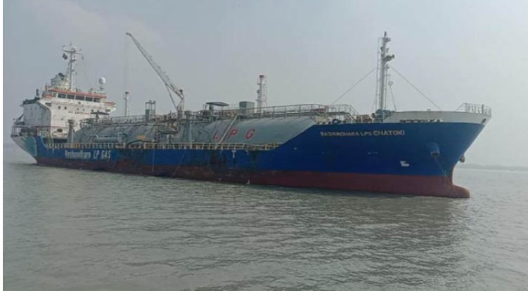 প্রথমবার এলপিজি নিয়ে পায়রা বন্দরে জাহাজ, চলছে খালাস