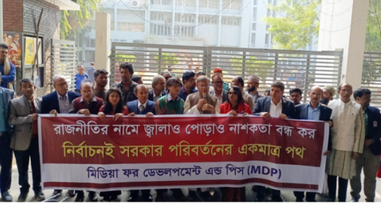 একটি বাস পেড়ানো মানে একটা পরিবার পুড়িয়ে দেওয়া: তথ্যমন্ত্রী