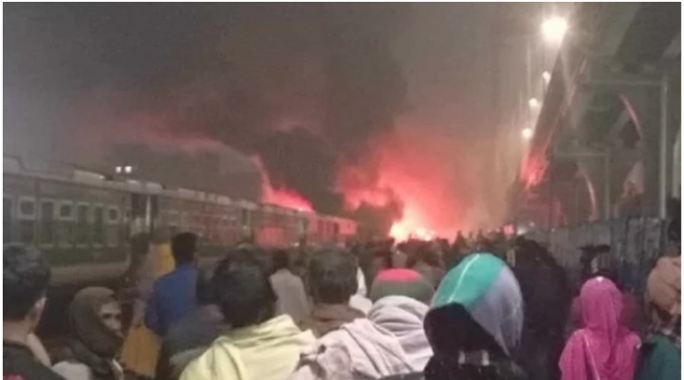 তেজগাঁওয়ে ট্রেনে আগুন, মা-ছেলেসহ ৪ জনের মরদেহ উদ্ধার