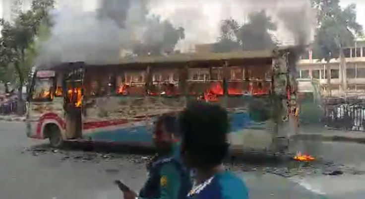 গুলিস্তান জিরো পয়েন্টে বাসে আগুন