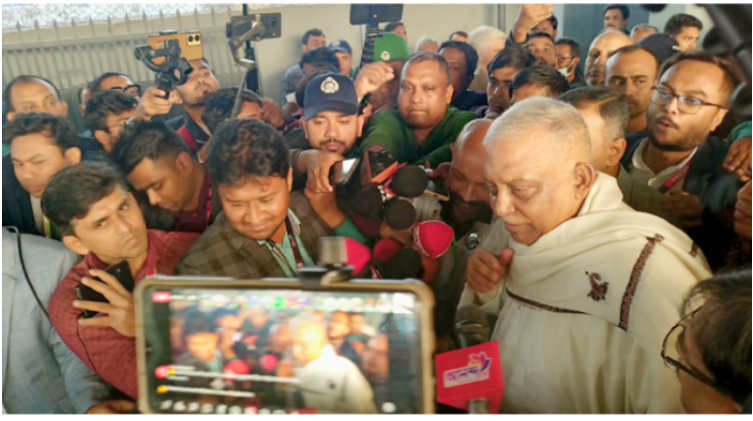 কেন্দ্রে আগুন বিচ্ছিন্ন ঘটনা, শান্তিপূর্ণভাবে মানুষ ভোট দিচ্ছে : স্বরাষ্ট্রমন্ত্রী