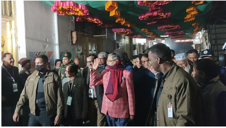 নিজ শহরে হেঁটে স্মৃতিবিজড়িত জায়গাগুলো ঘুরে দেখলেন রাষ্ট্রপতি