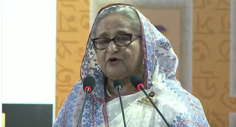 ১৬ জনের হাতে বাংলা একাডেমি সাহিত্য পুরস্কার দিলেন প্রধানমন্ত্রী