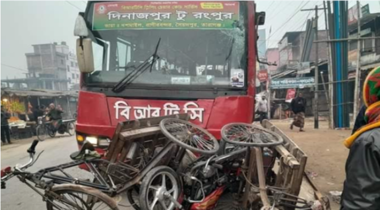 রাস্তার পাশে দাঁড়িয়ে থাকা চারজনকে পিষে মারলো বিআরটিসি বাস