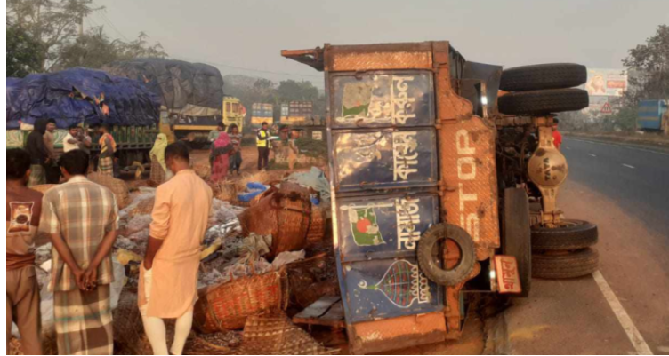 কুমিল্লায় ট্রাক দুর্ঘটনায় নিহত ৪, আহত ৩