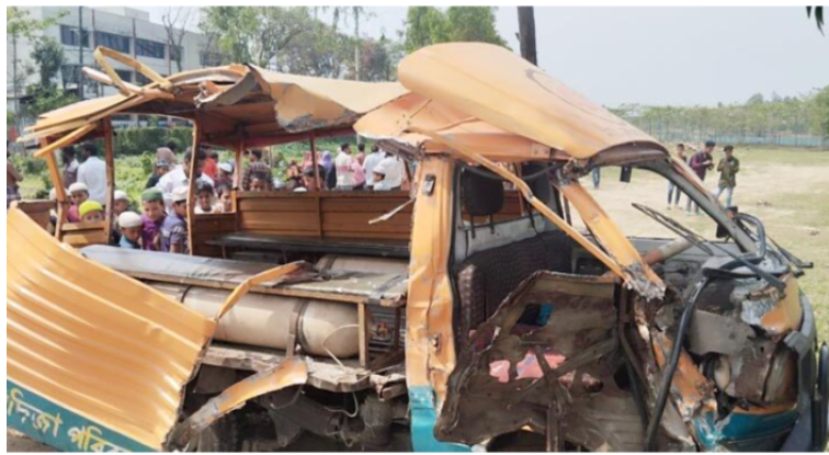 পিকআপ-লেগুনা মুখোমুখি সংঘর্ষে এক পরিবারের ৫ জন নিহত