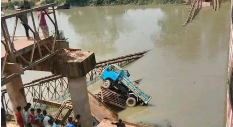 চট্টগ্রামে সেতু ভেঙে পিকআপ ভ্যান নদীতে