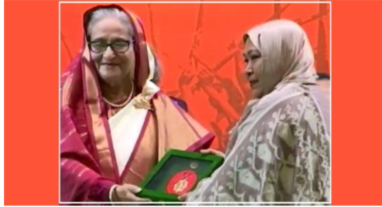 স্বাধীনতা পুরস্কার তুলে দিলেন প্রধানমন্ত্রী