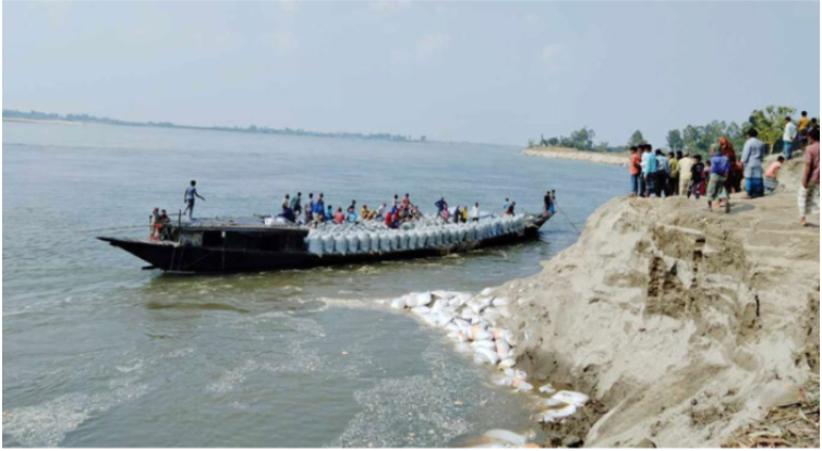 অসময়ে ব্রহ্মপুত্রে ভাঙন, দিশেহারা মানুষ