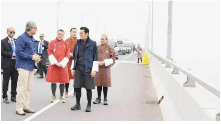 পদ্মা সেতু ঘুরে দেখলেন ভুটানের রাজা