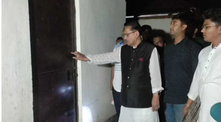 ‘বাড়িতে কেউ আছেন? দরজা খোলেন, আমি আপনাদের মন্ত্রী’