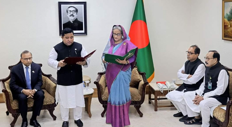 প্রধানমন্ত্রীর কাছে শপথ নিলেন লালমনিরহাট জেলা পরিষদ চেয়ারম্যান