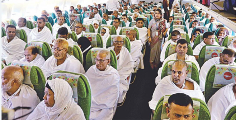 প্রথম ফ্লাইটে সৌদি গেলেন ৪১৩ জন হজযাত্রী