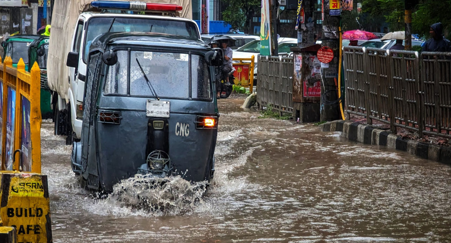 পানির নিচে ঢাকা