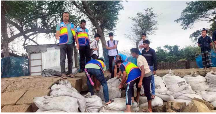 মেঘনার তীররক্ষা বাঁধে ধস, মেরামতে নৌপুলিশ