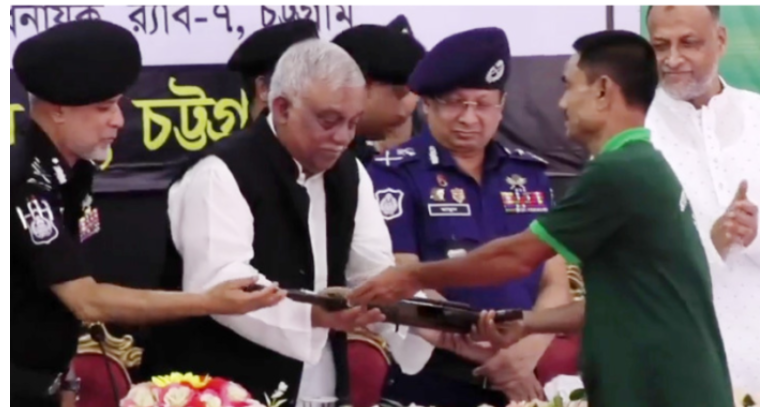 চট্টগ্রাম উপকূলের ৫০ জলদস্যুর আত্মসমর্পণ