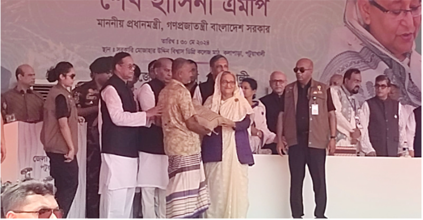 গণতন্ত্র আছে বলেই দুর্যোগের সময় সরকার মানুষের পাশে দাঁড়িয়েছে