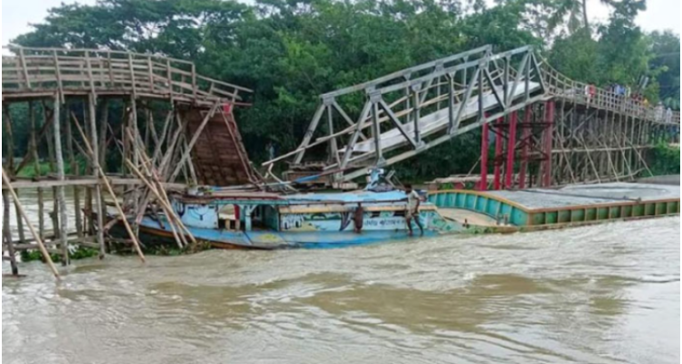 তিতাসে বাল্কহেডের ধাক্কায় সেতু ভেঙে নদীতে, যোগাযোগ বিচ্ছিন্ন