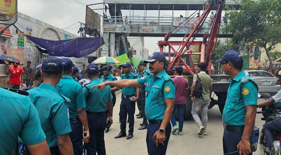 নিউমার্কেট এলাকার ফুটপাত ও সড়ক দখলমুক্ত করলো পুলিশ