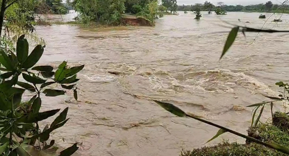 বৃষ্টি ও পাহাড়ি ঢলে বাড়ছে সুনামগঞ্জের নদ-নদীর পানি, ডুবছে গ্রাম