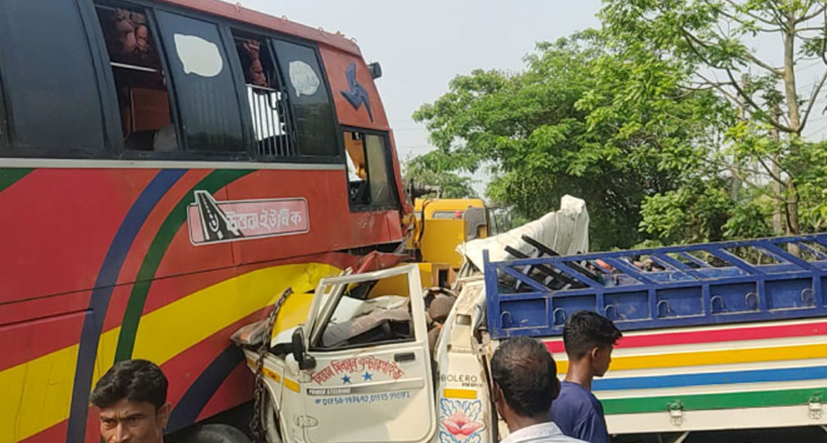বরিশালের সড়কে ঝরল ৪ প্রাণ