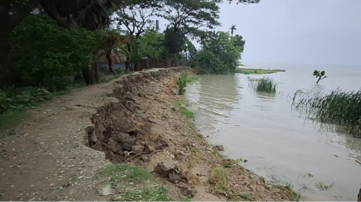 উপকূলে নাজুক বেড়িবাঁধ যেন মরণ ফাঁদ
