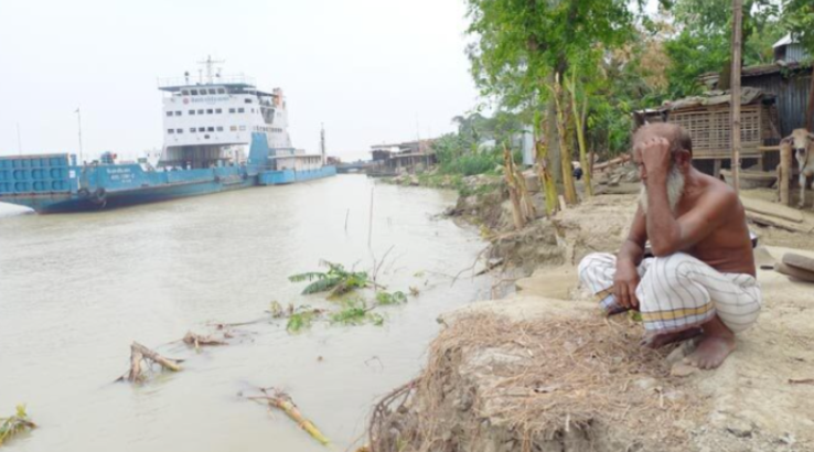 দৌলতদিয়ায় ভাঙন আতঙ্ক, ঝুঁকিতে ফেরিঘাট-স্কুলসহ বহু বসতবাড়ি