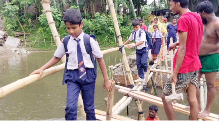 নির্মাণাধীন সেতুর বিকল্প রাস্তাও ভাঙা, ঝুঁকি নিয়ে পারাপার