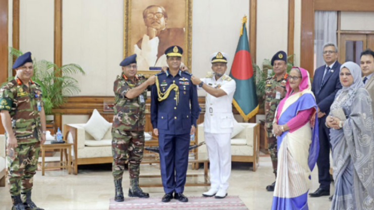 বিমান বাহিনীর প্রধানের র‌্যাংক ব্যাজ পরিধান