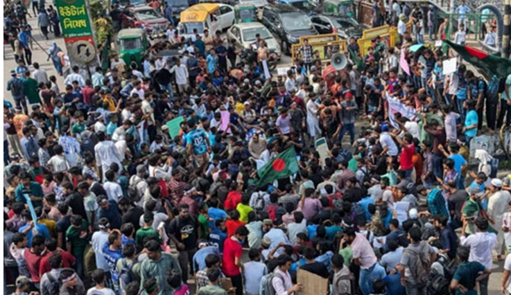 সায়েন্সল্যাব মোড় অবরোধ করে শিক্ষার্থীদের বিক্ষোভ, যানচলাচল বন্ধ