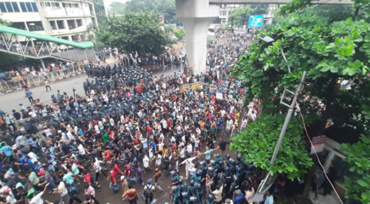পুলিশের ব্যারিকেড ভেঙে শাহবাগে শিক্ষার্থীদের অবস্থান