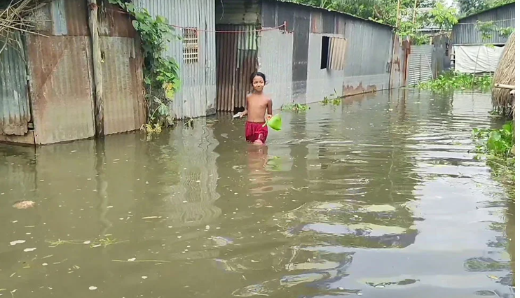 সিরাজগঞ্জে ভাঙন ও ভোগান্তি নিয়ে বাস করছে বানভাসী মানুষ