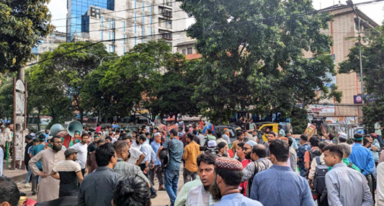 ছাত্র-জনতার দখলে ধানমন্ডি ৩২ নম্বর