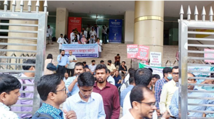 আওয়ামীপন্থিদের পদত্যাগ দাবিতে স্বাস্থ্য উপদেষ্টার সামনে হট্টগোল