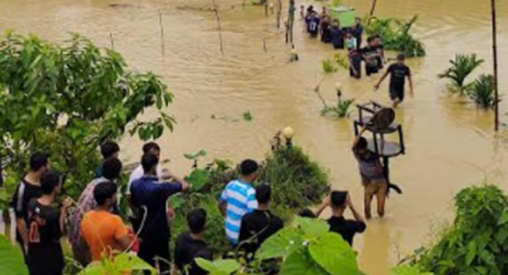 পাহাড়ি ঢলে ডুবছে কুমিল্লা, ঘরবাড়ি ছাড়ছেন মানুষ