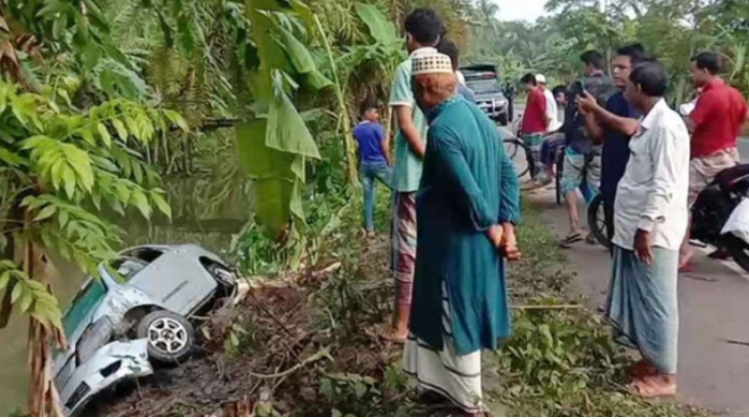 পিরোজপুরে প্রাইভেটকার খালে পড়ে দুই পরিবারের ৮ জন নিহত