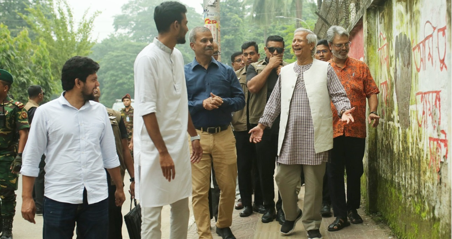 ঢাকা বিশ্ববিদ্যালয়ে হেঁটে হেঁটে গ্রাফিতি দেখেছেন ড. ইউনূস