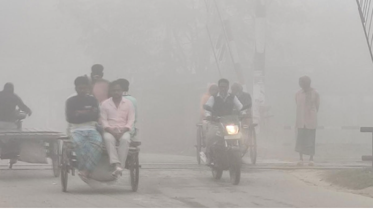 কুয়াশায় ঢেকেছে কুড়িগ্রাম, হেডলাইট জ্বালিয়ে চলছে যানবাহন